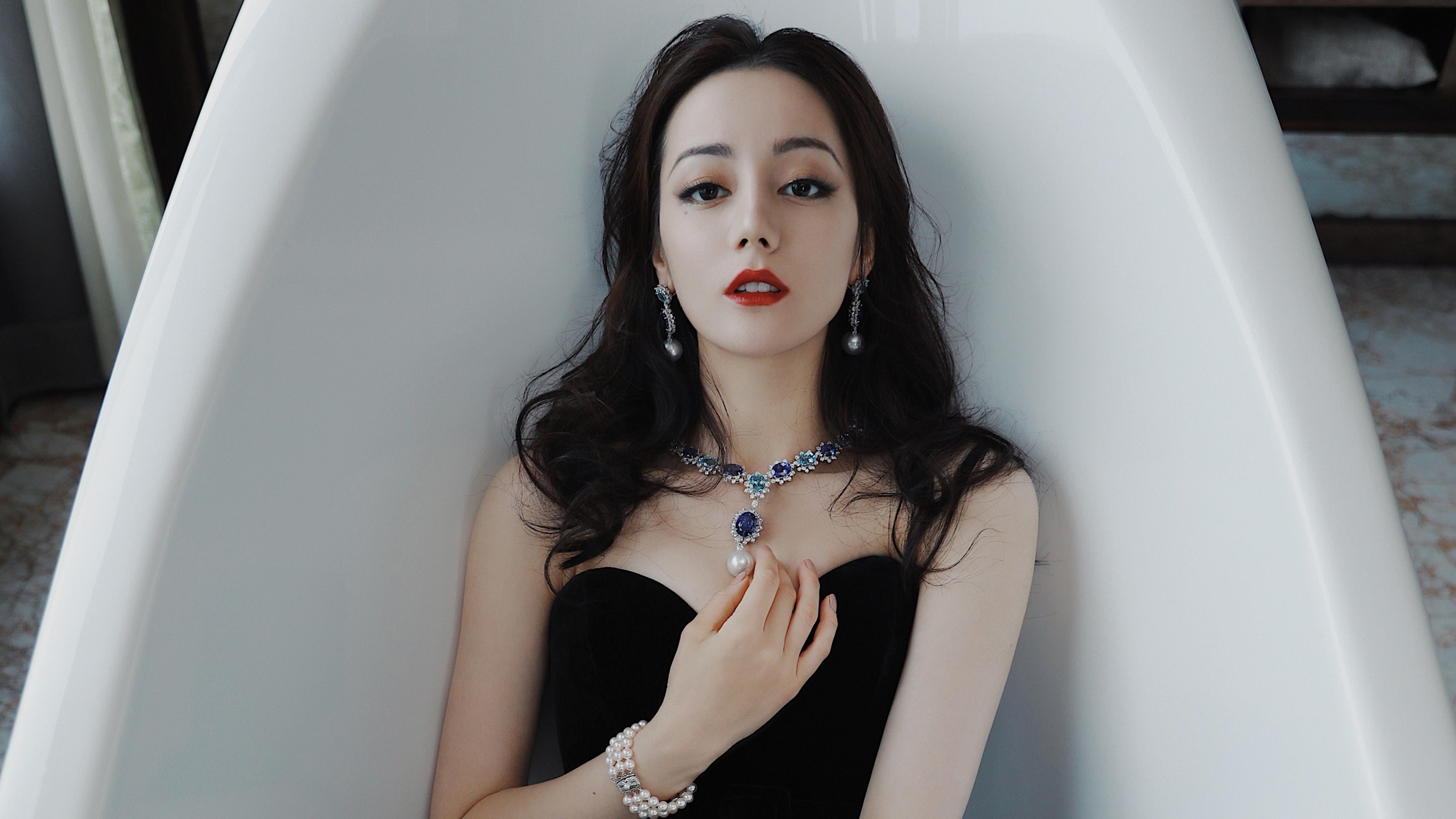 “西甲激烈争夺，豪门血拼，悬念不断”，豪门三强挥金如土,赚足流量的西甲联赛迎来新伙伴
